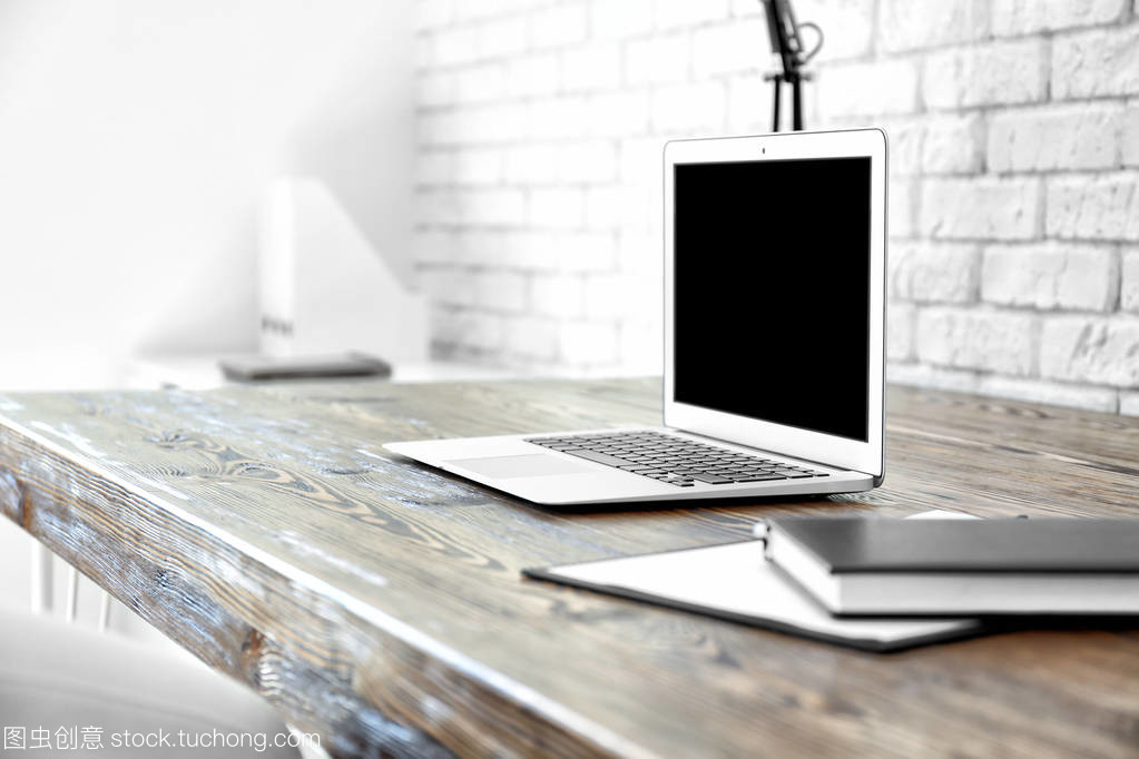 現代筆記本電腦 辦公桌上的智慧核心